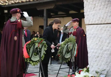 Генчовска при българите в Скопие. Изслушва проблемите им