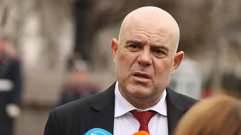 Гешев отиде при премиера Петков. Защо е срещата?