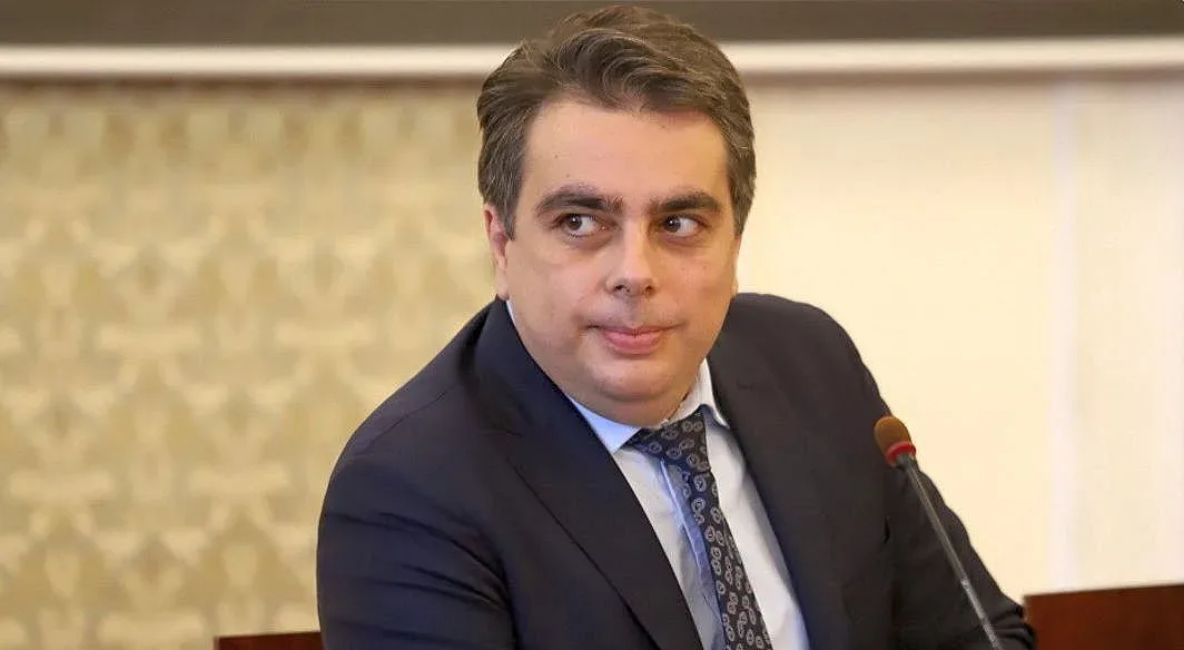 Василев каза как ще компенсират училища, читалища и детски градини