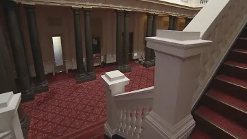 Кризата стигна и парламента: Гасят лампите заради скъпия ток