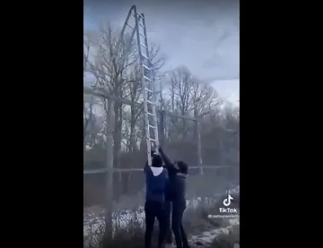 Трафикант си прави реклама как прекарва бежанци през оградата ни