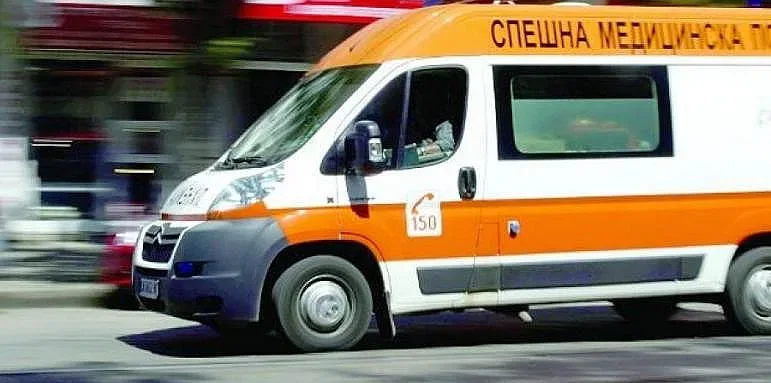 Извънредно! Линейки хвърчат на входа на Бургас