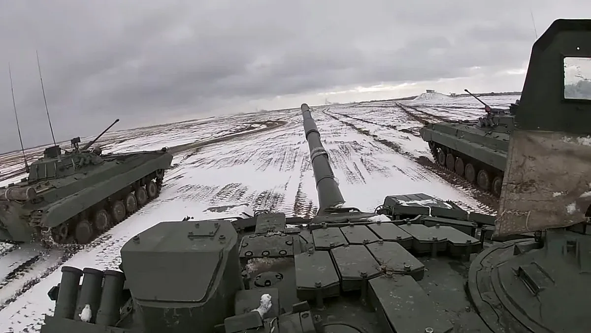 НАТО бие тревога: 30 000 руски военни преминаха границата