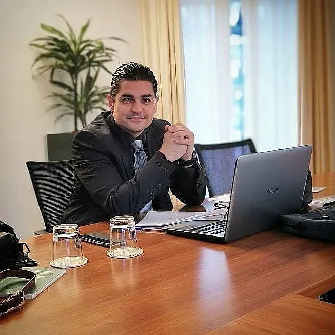 Радостин Василев за СТАНДАРТ: Край с уреждането на пари по телефона