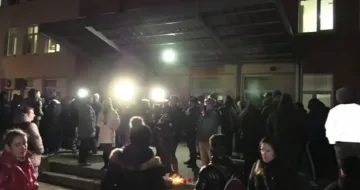 Напрежението расте! Обсадиха Спешното във Враца