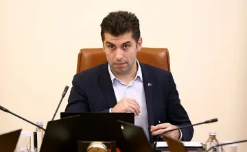 Петков стисна шепи за общините, първо да ги проверят как харчат