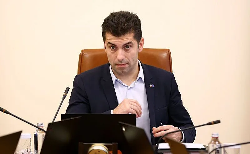 Петков стисна шепи за общините, първо да ги проверят как харчат