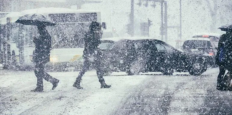 Снежна драма в половин България