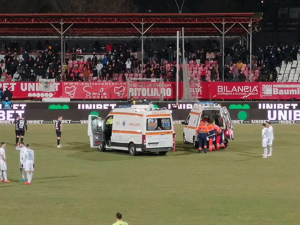 Ужасяващо! Наш футболист изпадна в безсъзнание на дерби в чужбина