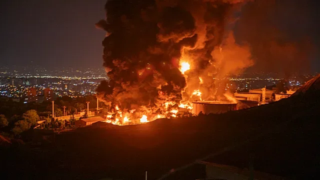 Иран удари рафинерия в Израел, гигантски взривове