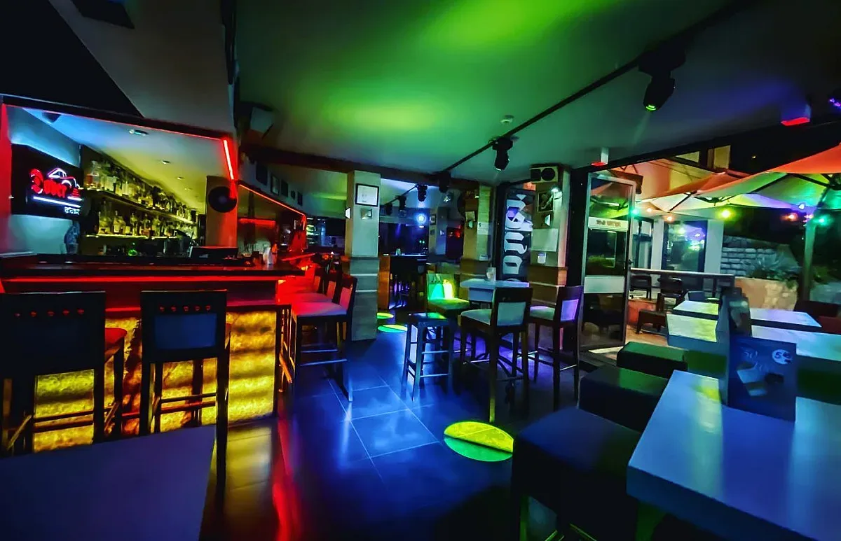 Софиянци тръгнаха към морето. Баровете препълнени