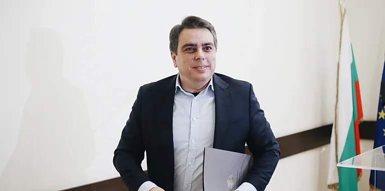 Асен Василев жегна жестоко работодателите