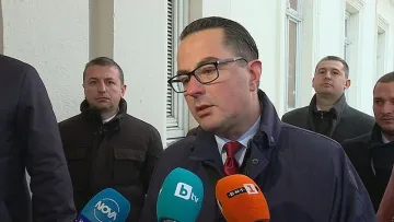 Депутати от "Възраждане" се вмъкнаха напук в парламента