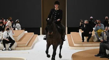 Принцеса на кон откри дефилето на "Шанел" в Париж