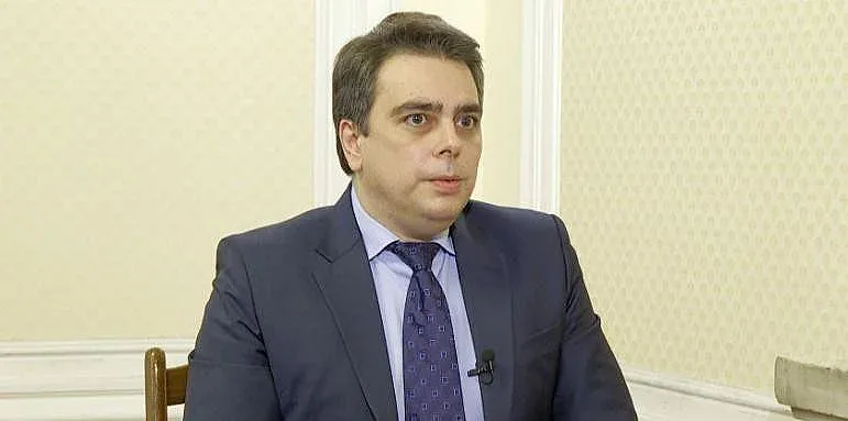 Вицепремиерът с ковид, подготвя бюджета от вкъщи