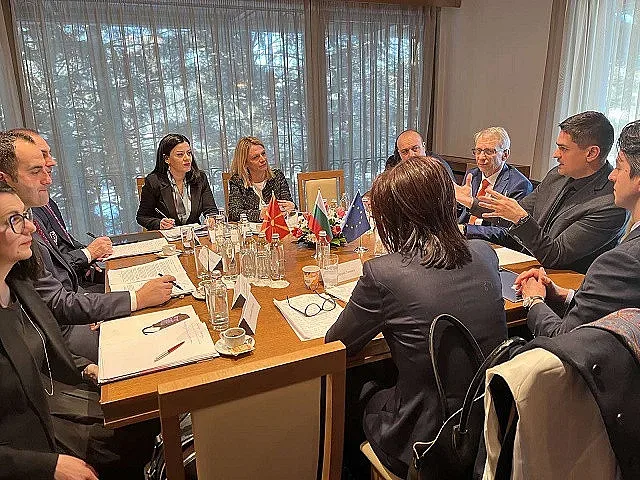 Футболен мач между министрите от София и Скопие