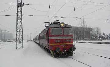 Снежни преспи във влака Варна-София