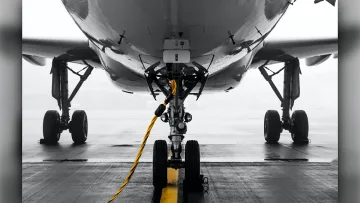 Гратисчия се скри в колесника на самолет! Прекоси континенти