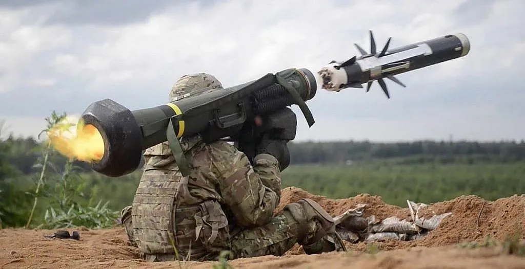 Смъртоносни боеприпаси пристигат в Украйна. Кой кого ще напада?