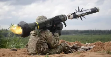 Смъртоносни боеприпаси пристигат в Украйна. Кой кого ще напада?