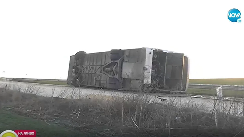 Кошмарът край Русе! Автобус с работници се обърна. Има пострадали