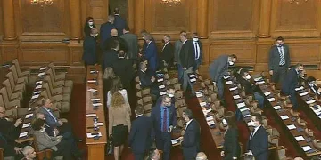 ГЕРБ напуснаха парламентарната зала при речта на Радев