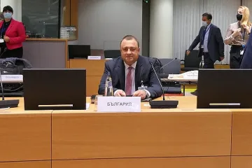 Земеделският министър в Брюксел. Помага на животновъдите