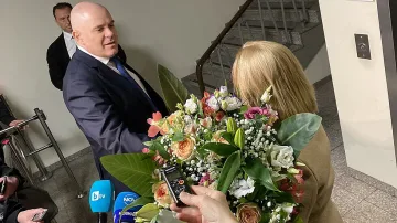 Юрист попари управляващите: Няма как да махнат Гешев