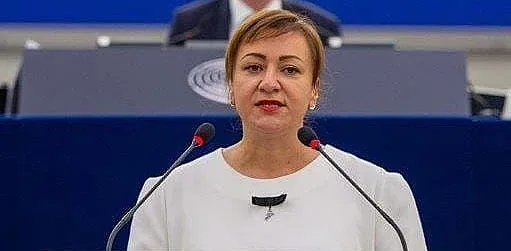 Всички се тревожат за розовото ни масло. Евродепутат го спасява