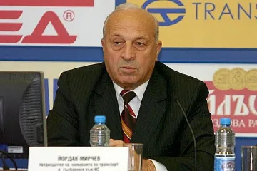 Шах. Професор на 81 години поема БДЖ