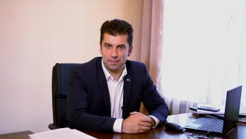 Петков твърд за сертификата, покани протестиращите на среща