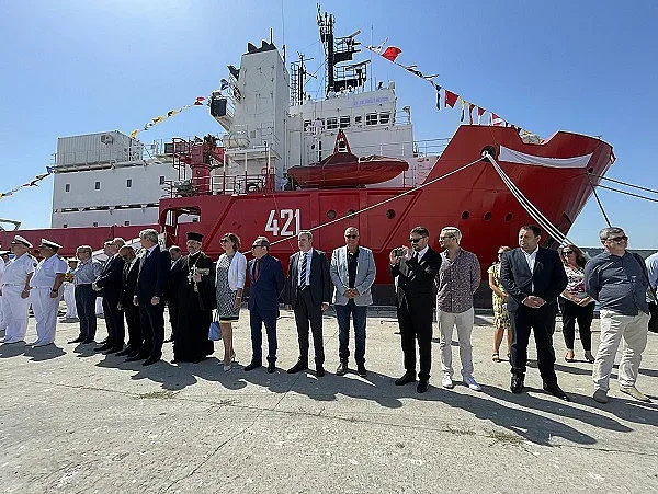 Пращаме военен кораб на Антарктида, кой може да се качи на борда