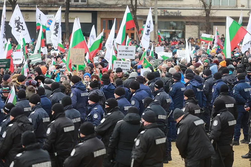 8 полицаи ранени на протеста, какво е състоянието им