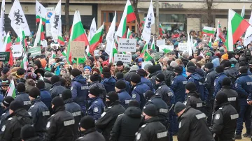 Напрежение! Барикадираха входа на парламента с маси