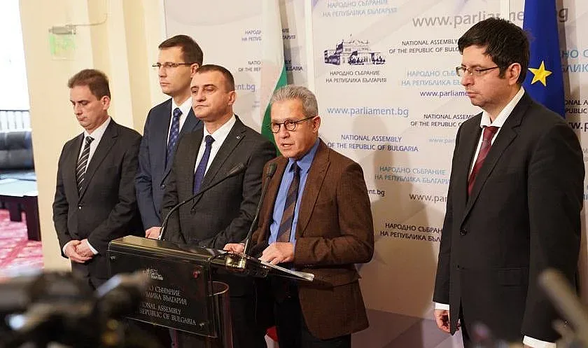 ДПС с промени в Конституцията. Реже парите от джипката