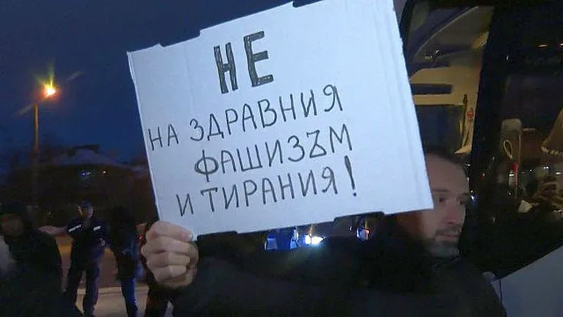 Костадинов подкара към София автобуси с протестиращи