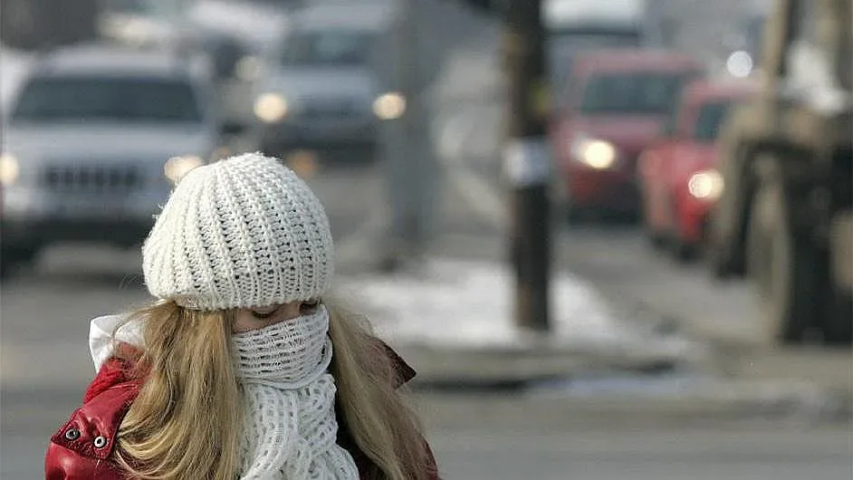 Мразовито време, вятърът отслабва, снегът спира