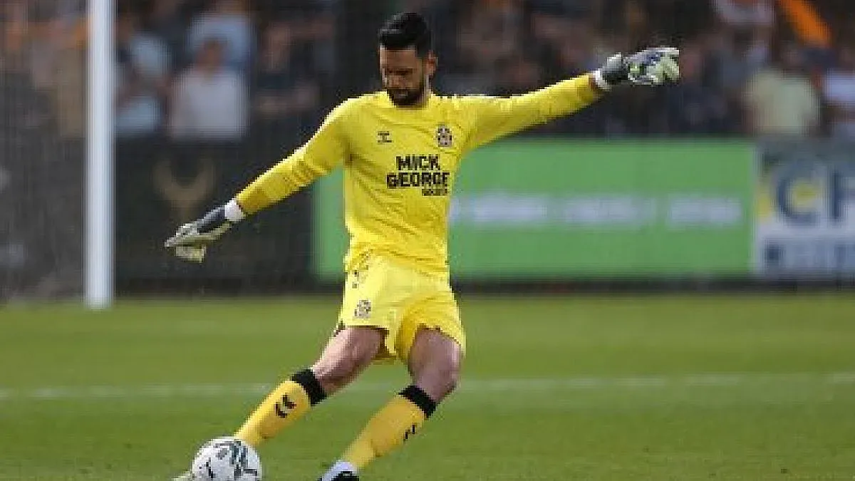 Куп хвалби за вратаря ни на Острова. Как го кръстиха