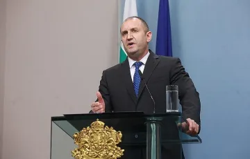 Властта решава за Македония. Скандален плакат пред президентството!