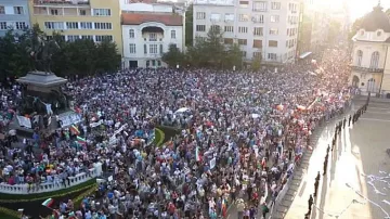 На този ден: 25 години от щурма на парламента