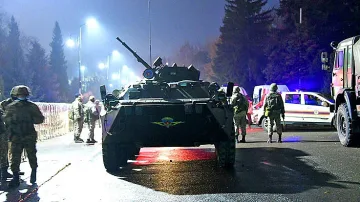 Танкове в Казахстан. Двувластието свърши