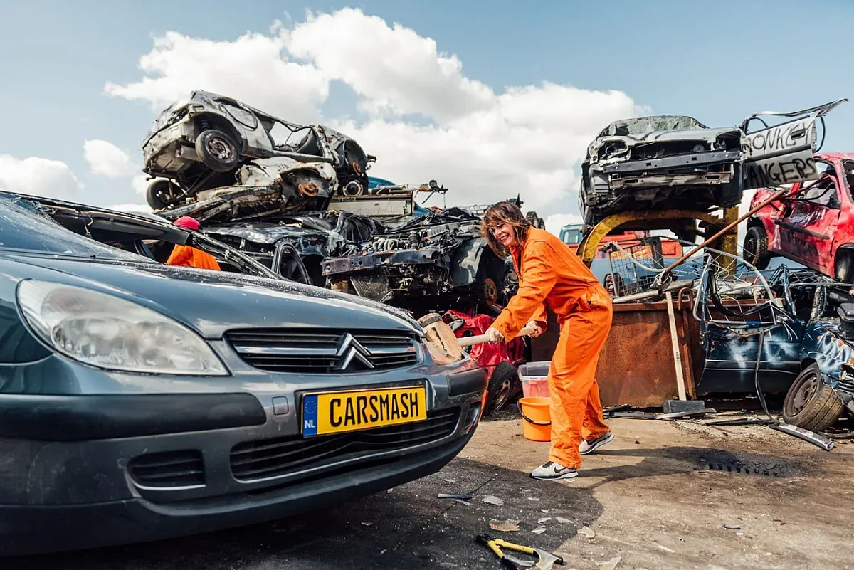 Лудост! Трошат коли за забавление в пандемията