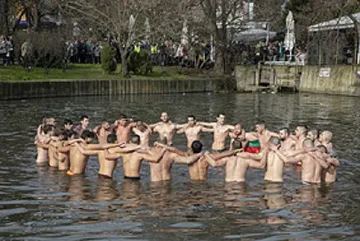 Делян Запрянов от Стара Загора извади Богоявленския кръст