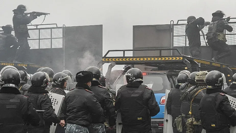 Казахстан ври и кипи: Обезглавяват служители на реда