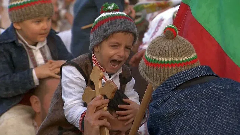 Калоферските мъже нагазиха в Тунджа. Кой грабна кръста?