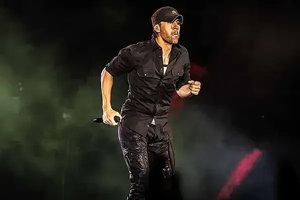 Шах. Какво казали златотърсачките на Енрике Иглесиас в София!