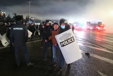 Ще бяга ли Назарбаев? Бунтовници превзеха летището, спряха полетите