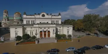 Депутат иска премахване на парламентарния паркинг: Идвайте с метро