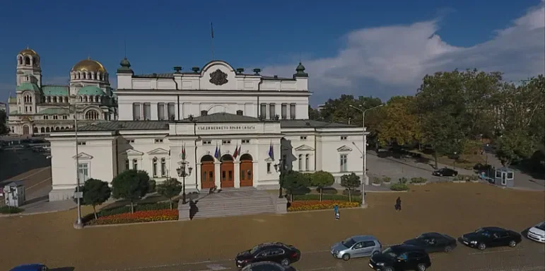 Депутат иска премахване на парламентарния паркинг: Идвайте с метро