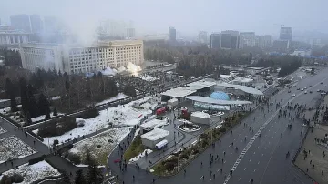 Казахстан пред война: Президентството гори, убити са полицаи ВИДЕО